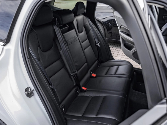 Volvo V60 cena 106900 przebieg: 162600, rok produkcji 2019 z Bobowa małe 781